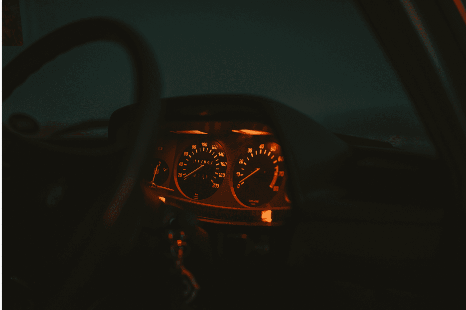 Image de fundo, painel de um carro à noite